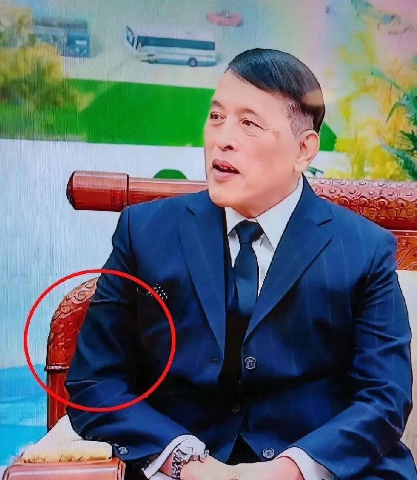 快讯！快讯！
 
泰国王室宣布仍处于王室正式哀悼期，泰国国王此次来华访问，随行成