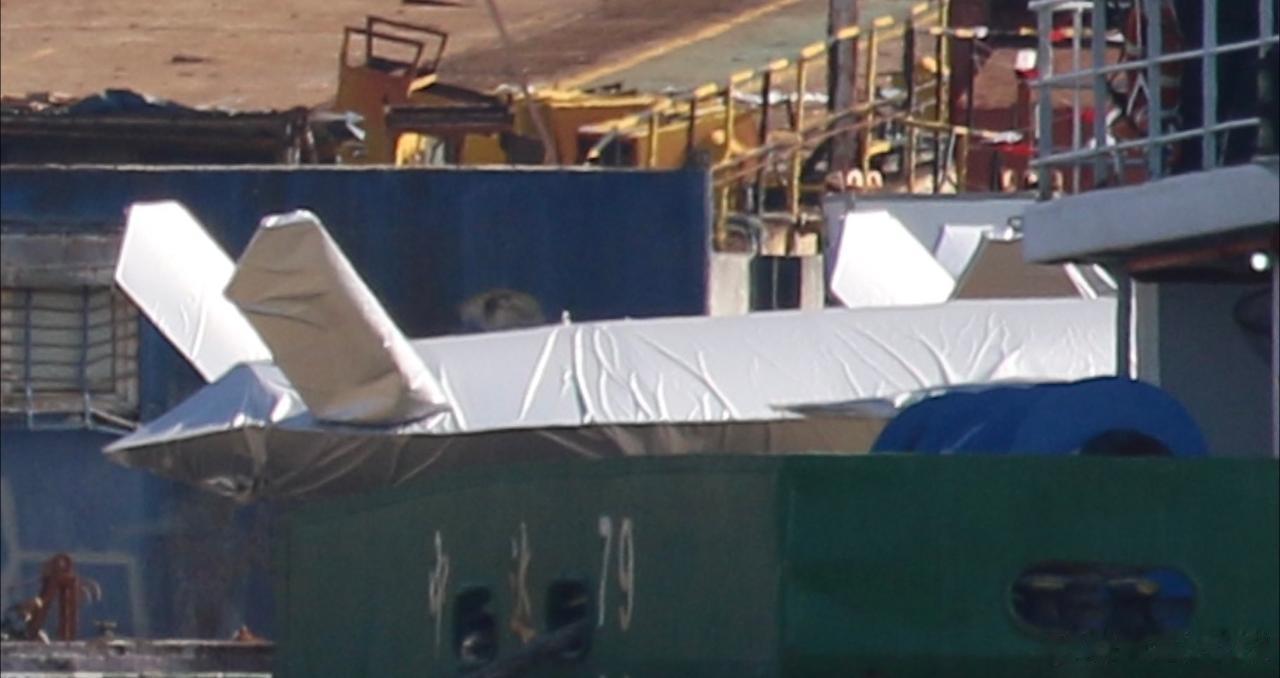 6架？型号？这尾翼似曾相识！在武库舰中达97旁边一次性有6架。中国海军076烽火