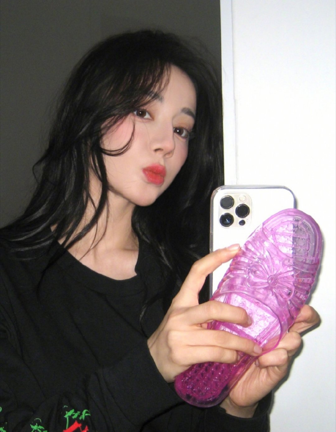 谁给迪丽热巴买的手机壳搞怪造型与精致颜值形成强烈反差，网友脑洞大开，同款瞬间卖断