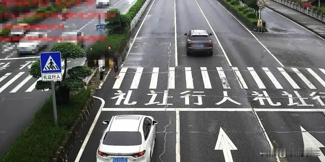 我们平时出门无论是行人，电动车，摩托车不要（轴），不要跟汽车斗气，人家是铁包人，