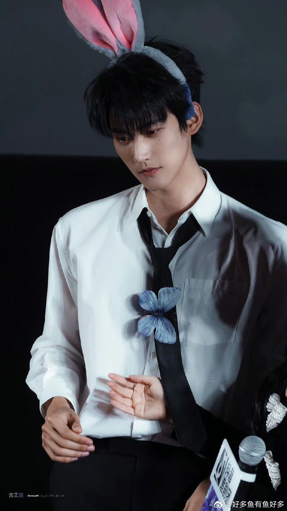 李雾这么野多亏周柯宇带的好 谁懂李雾反差感！前一秒抱着被子说失眠，后一秒公主抱男