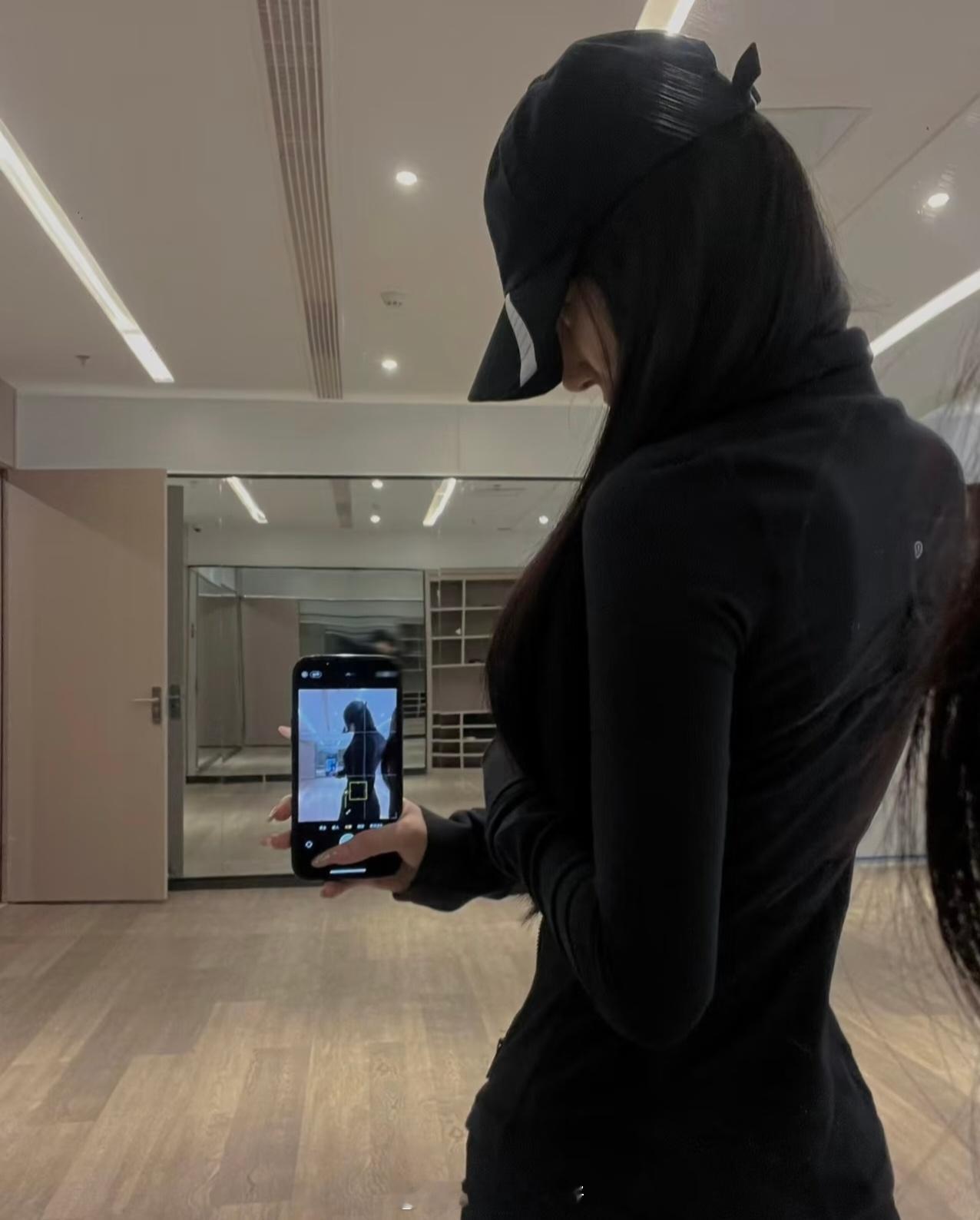 经常碰面的几位撸铁达人看见这身打扮说，又是蓬头垢面撸铁健身的一天哈哈哈哈笑死我的