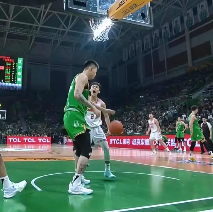徐杰：就问你值不值顶薪合同。
贝兹利：32分13篮板，可惜带不动啊！
巴顿：尴尬