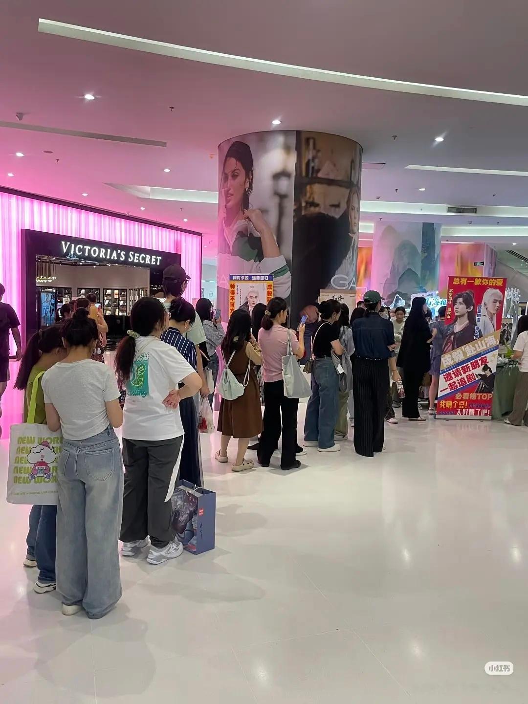成毅赴山海x莲花楼双ip线下快闪店，成毅真是ip制造机啊[送花花] ​​​