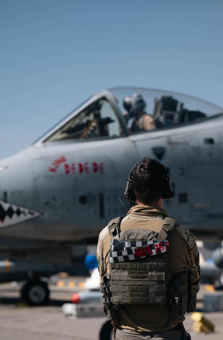 当地时间3月25日，伊朗联合中央司令部发言人表示：“伊朗正在追捕逃跑的美军指挥官