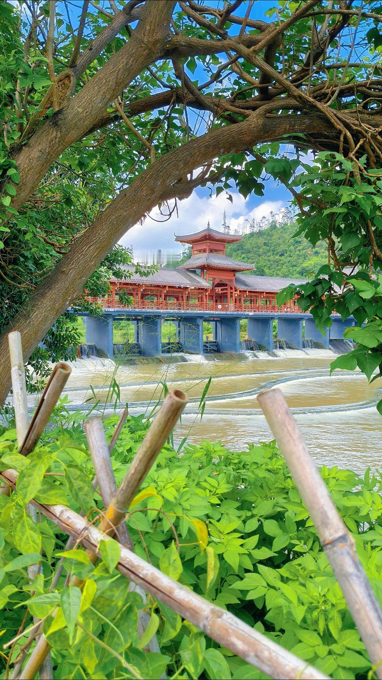 👍️推荐理由：百米仿古木桥，扇形阶梯河道，适合打卡拍照，还可以品尝桥边小吃。