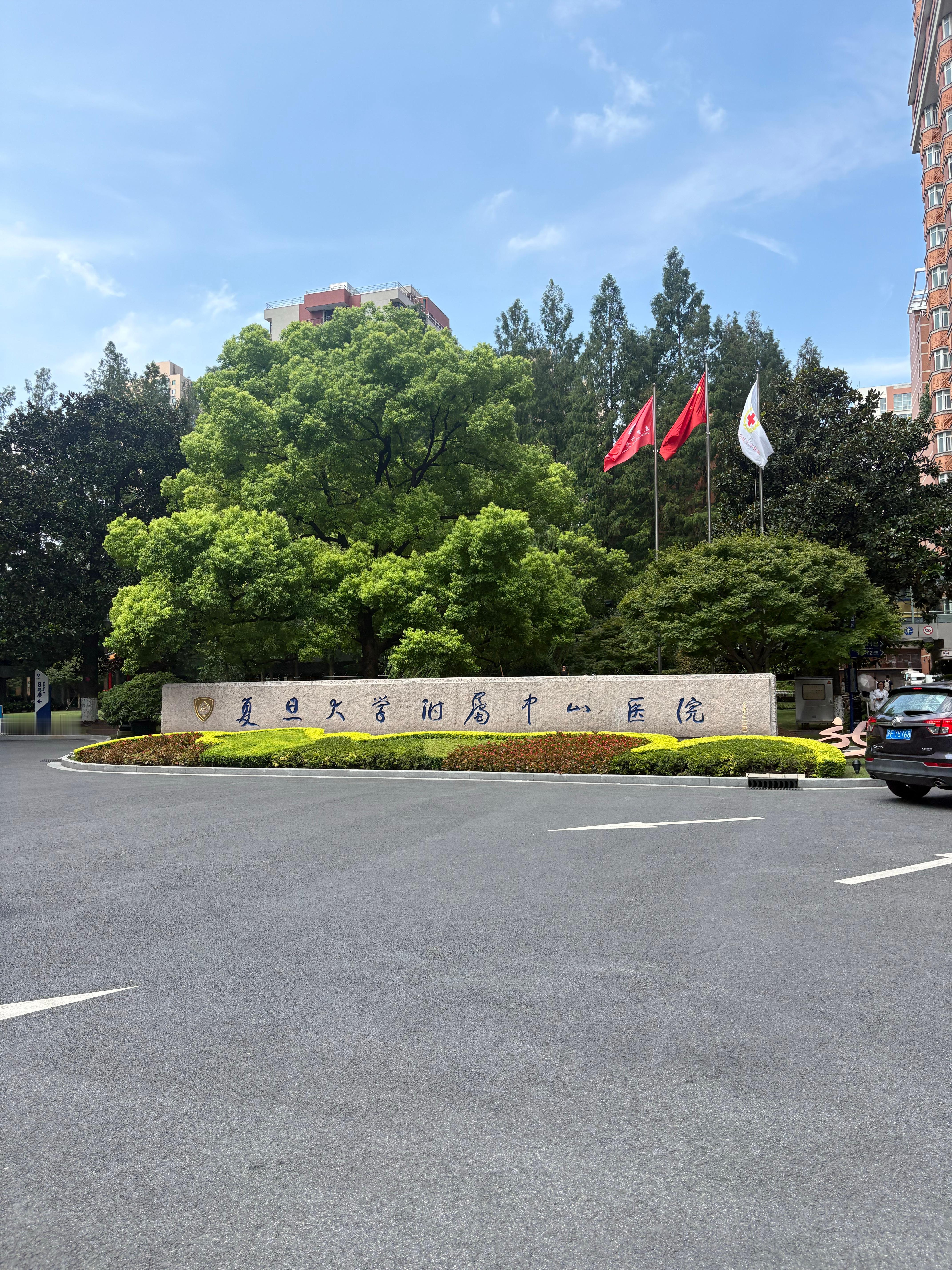 扶他走路当他跟我说“这个女的穿瑜伽裤赞啊”的时候我就知道他的癌细胞虽然还在 但魂