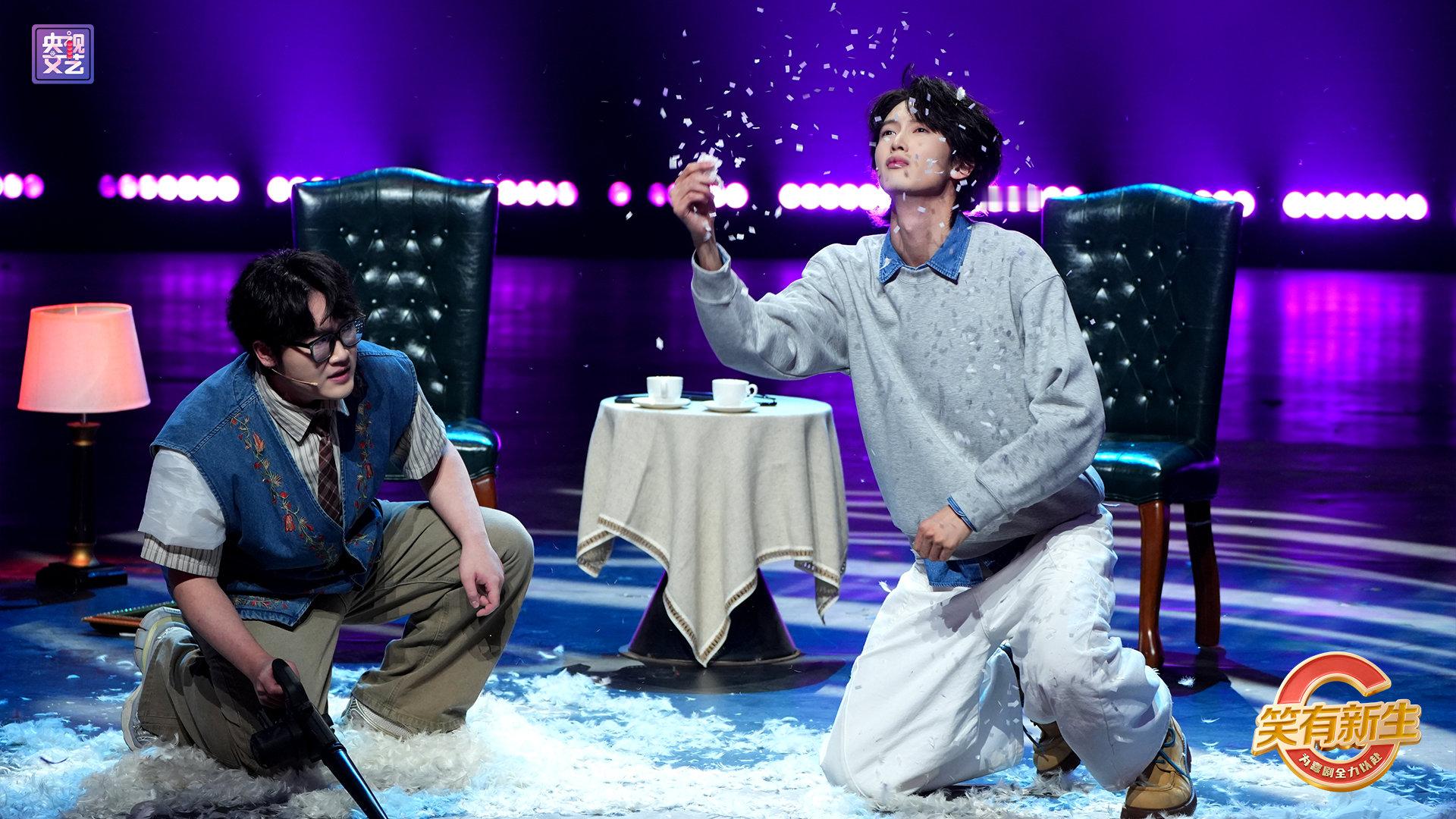 谢娜说贾冰看陈宥维表演有破碎感 贾冰看陈宥维表演，那表情变化堪称一绝！从努力理解