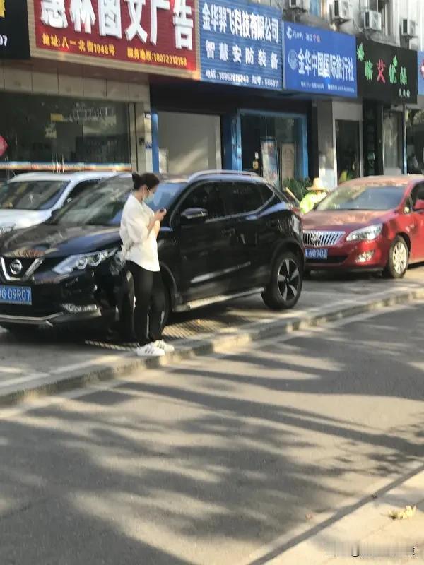 女子违停竖中指挑衅 最近女子违停竖中指挑衅的事儿挺火。2023年10月，在某市商