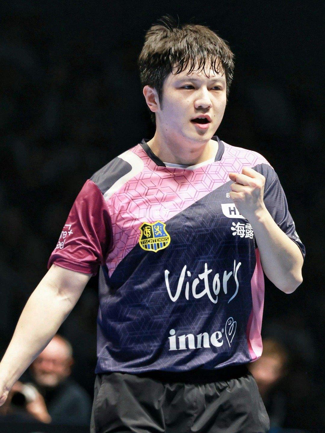 樊振东3比2高茨樊振东再现姆巴佩同款庆祝 乒乓球欧冠8强赛首轮回合中，樊振东3-