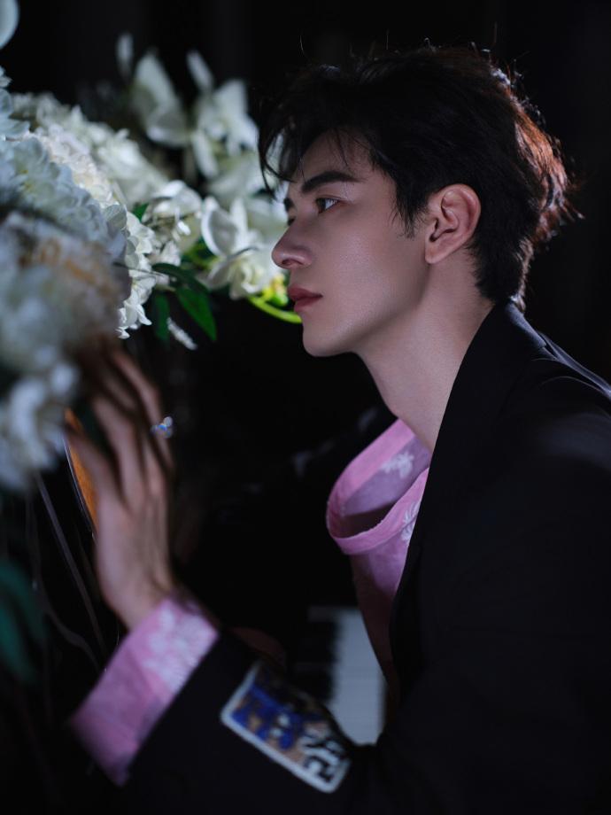 陈星旭的胸口好多人啊《轧戏》未播先火名场面！陈星旭照顾卢昱晓超温柔，胸口成剧中治