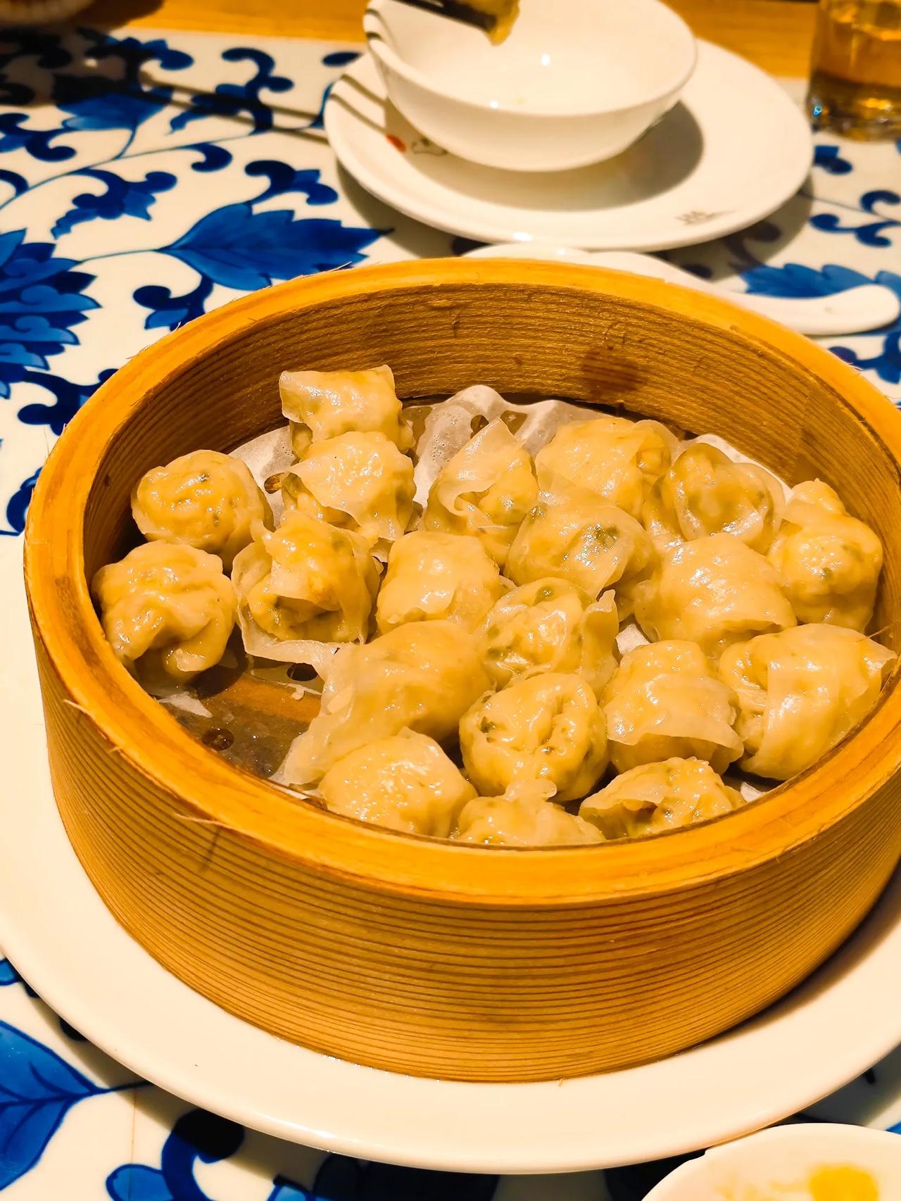 福建福州美食探店老福州，香气扑鼻，美味满桌。
特色芋泥，甜而不腻。[红包]
福州