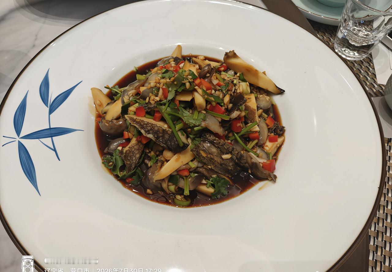 人生在世，吃一次营口鲅鱼圈"海盛源"，不虚此行。

民以食为天。香港四大才子蔡澜