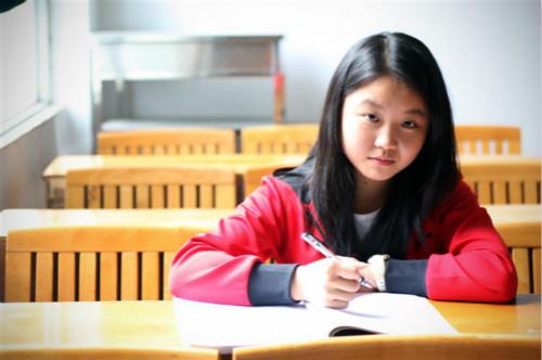 1992年，刚出生30多天的婴儿被遗弃后，被50多岁的养父母抱养。养母残疾，养父