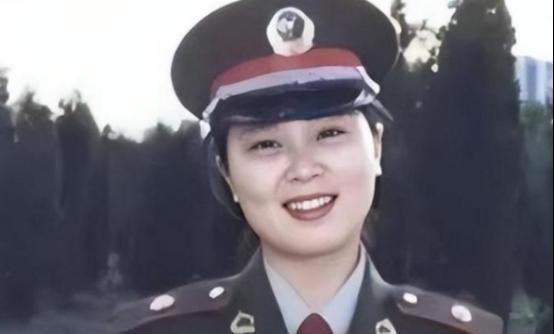 1989年，22岁的陈薇从浙大保送清华读研，在火车上，她爱上了比自己大十二岁的男