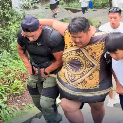 343斤网红徒步峨眉山晕倒被抬下山太揪心了！吃播良子峨眉山徒步直接晕倒，343斤