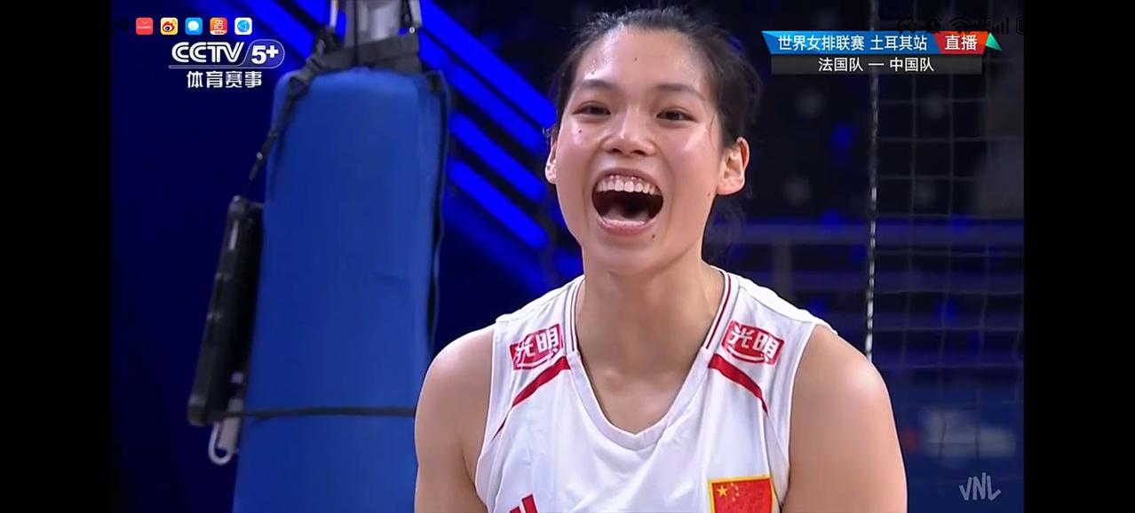 中国女排渐入佳境，3：0横扫法国女排，取得世联赛5连胜。前两局中国队25:18，