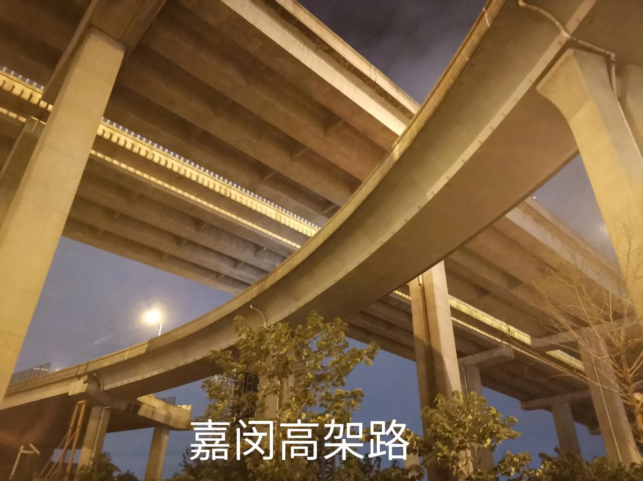 机场联络线七宝站的车站正在施工当中。
今天散步，途径机场联络线七宝站施工现场附近