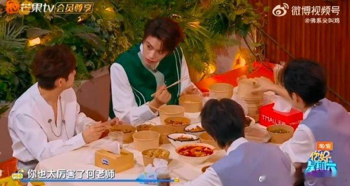 快给何炅找长生不老药 谁懂这份牵挂！何老师高强度工作却依旧发光，却也有对衰老的小