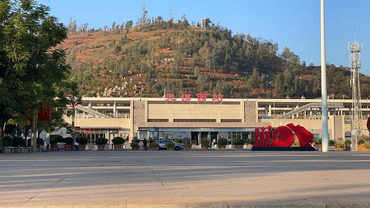 新年第一游：坐着高铁去昆明🚄
2025年，㊗️自己心想事🍊，蛇么多好🐍