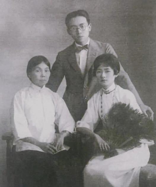 1906年，林徽因2岁时，生母何雪媛一不小心，亲手摔死了刚出生的儿子。此后她被林