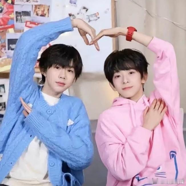 恒铭[超话]  💫恒铭 暧昧拉扯 无限眷恋 💫恒铭 四代双神颜活得简单不难，