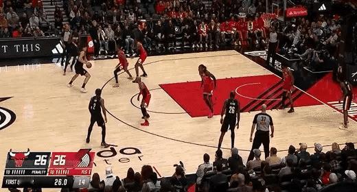 杨瀚森持球冲框不中，随后前场板助攻格兰特三分命中 