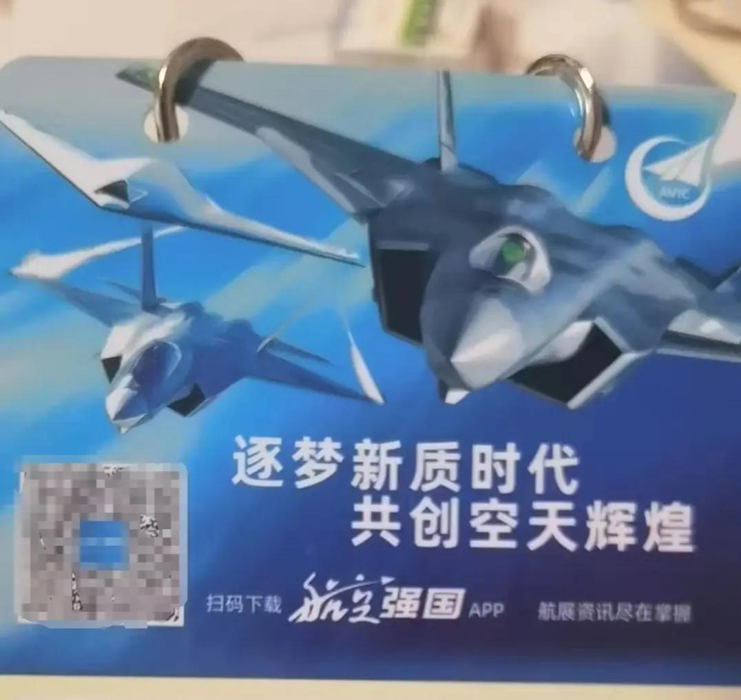 歼 35 无停机位却动态展示，为啥？简单来说：

1:这或许是为突出机动性

2