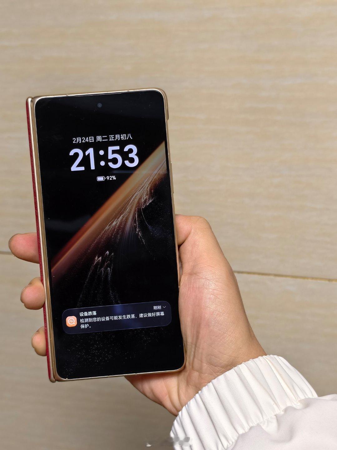 刚刚不小心把荣耀Magic V6摔地上了，确实很耐造啥事没有，但是差点就是成为这