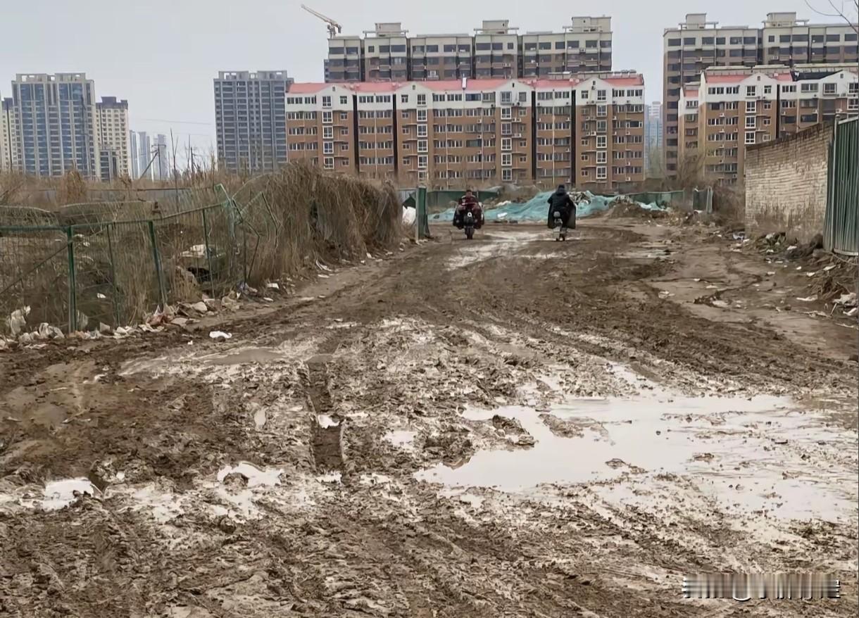 保定市竞秀区泽秀学校，这上学路太难走了！
晴天尘土飞扬，雨天直接烂泥路，电动车汽