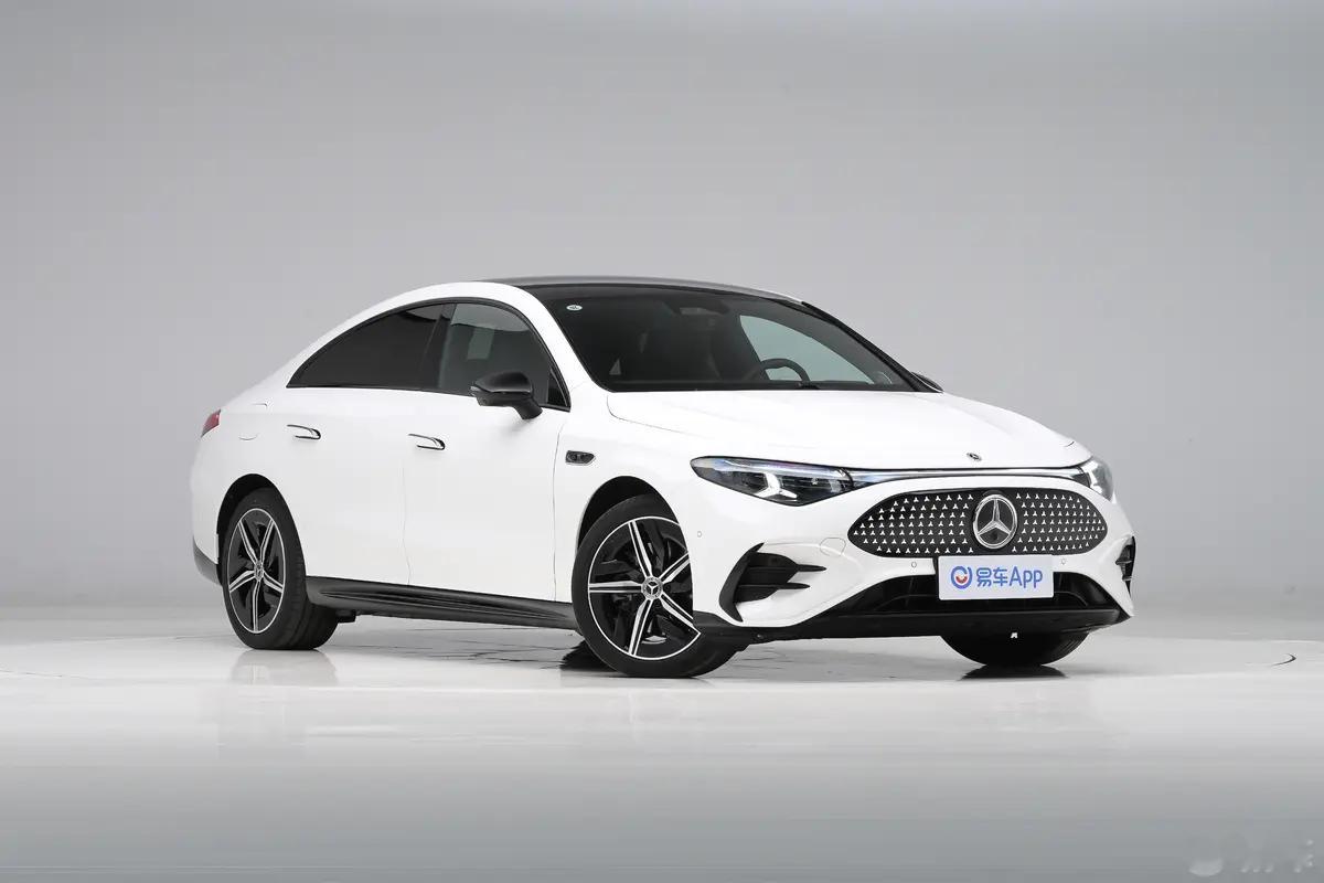 奔驰CLA最好看的搭配，白色车身+AMG包围。 