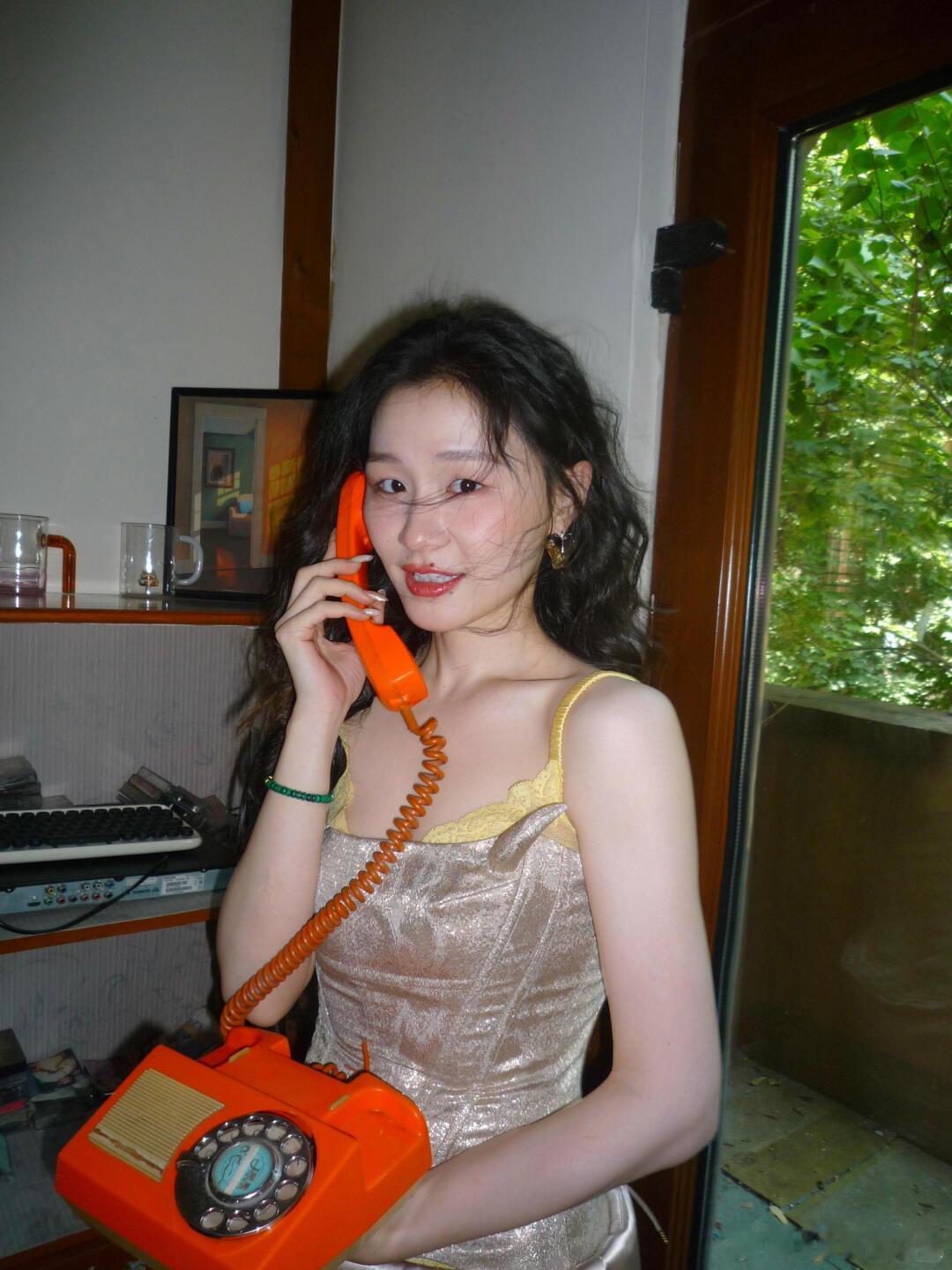 金靖瘦到认不出来 网友偶遇金靖片场拍戏，身形状态变化超大，整个人线条纤细身姿轻盈