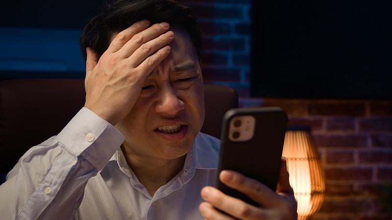 刷到一篇耸人听闻的文案，声称教育局长说不报补习班孩子就废了。
刷到一条自媒体内容
