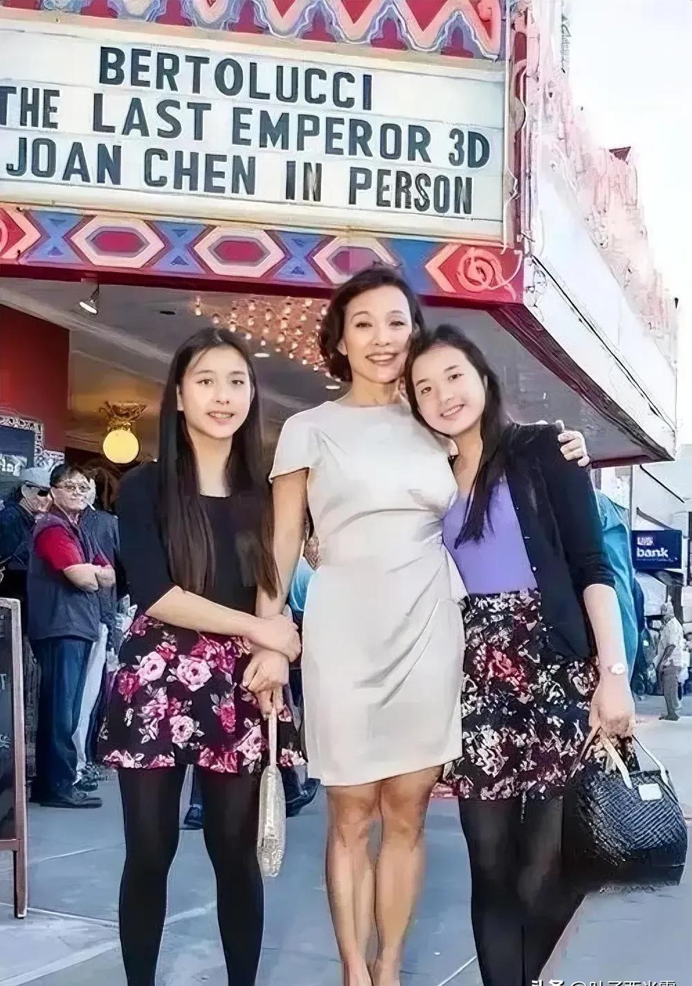 陈冲两个女儿在纽约街头被拍到时，路人的镜头抖了一下。
61岁的她走在中间，左手挽