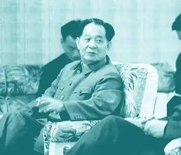 这张极具历史分量的黑白近照，定格了胡耀邦担任中共中央总书记期间的经典瞬间，是镌刻