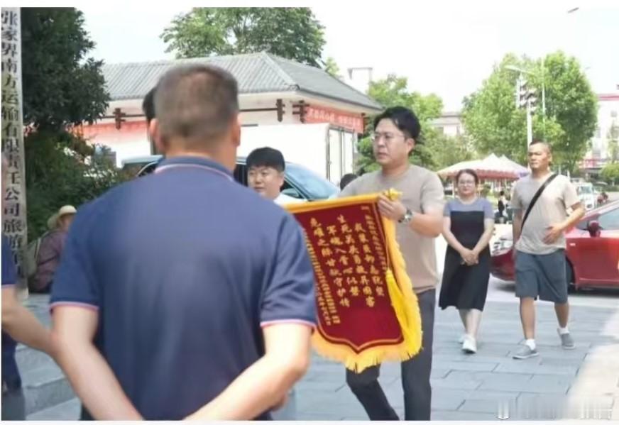 张家界司机用生命救下一车韩国游客7月10日，九派新闻报道，6月29日晚，11名韩