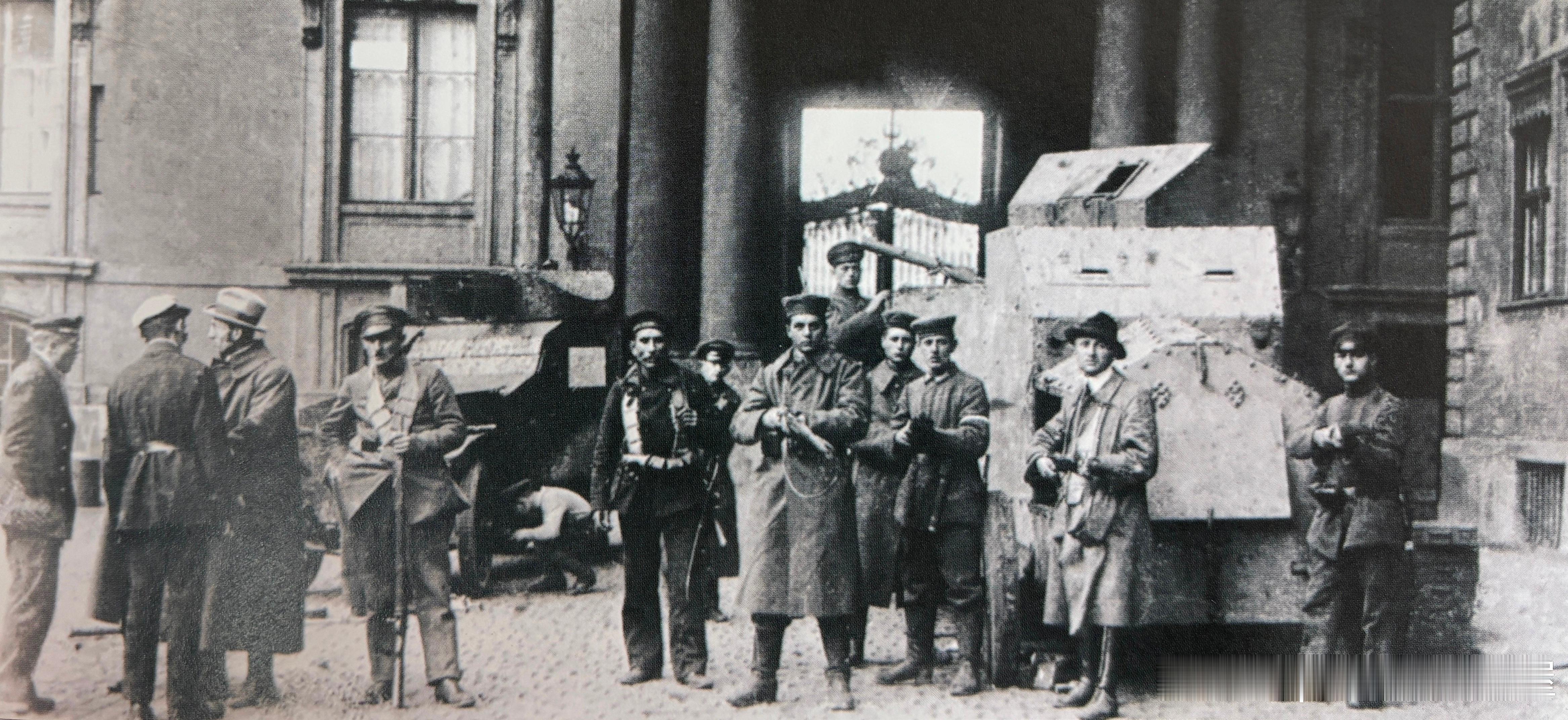 1918年11月柏林革命者在装甲车旁历史影像