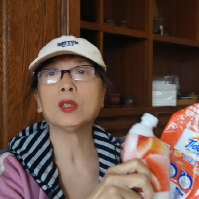 我从来不用洗衣粉，洗衣液去洗衣服！
洗衣粉和洗衣液的区别！
我的了解：
洗衣粉一