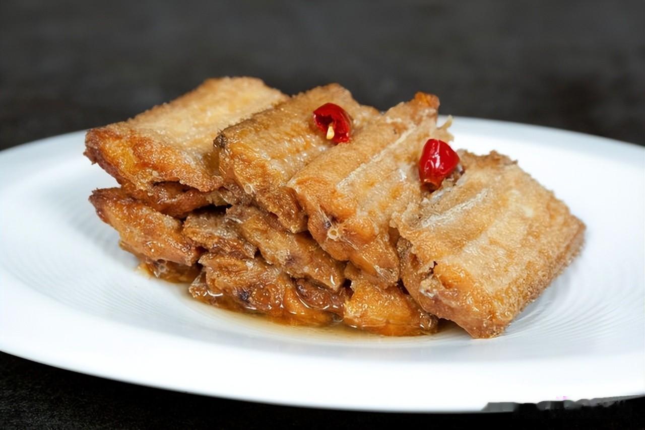 煎带鱼时，牢记3个诀窍，不仅没腥味，而且不破皮肉不碎还更入味
煎带鱼时选择中等大