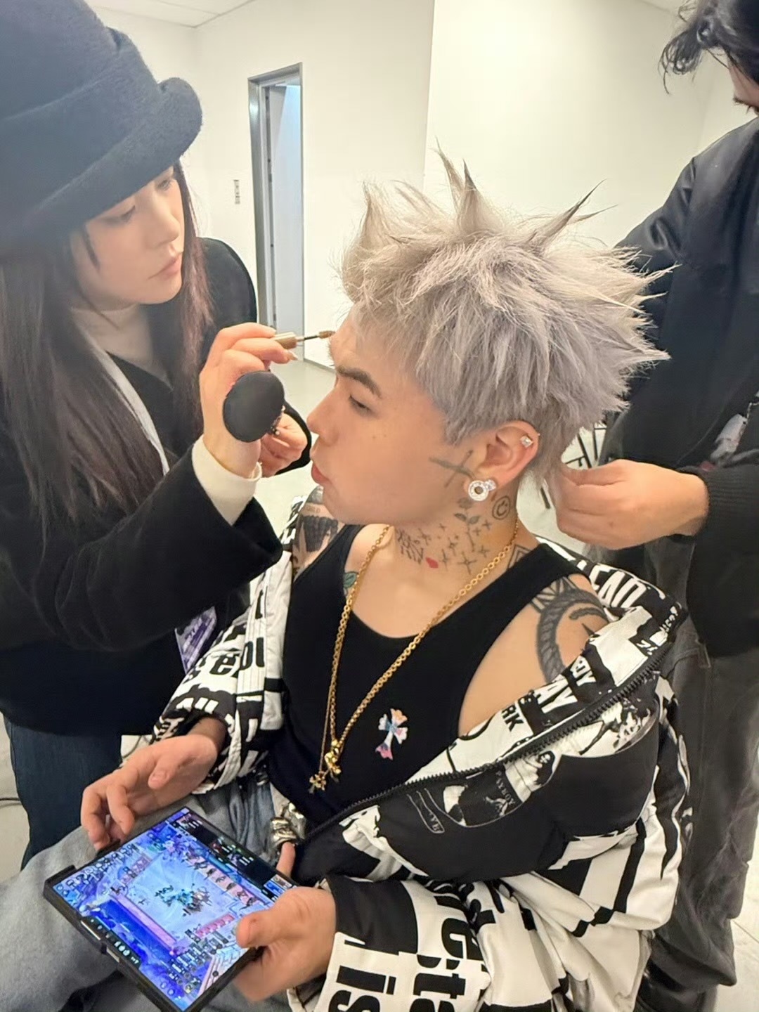 KnowKnow助阵王栎鑫演唱会！这新造型变帅了不？Knowknow