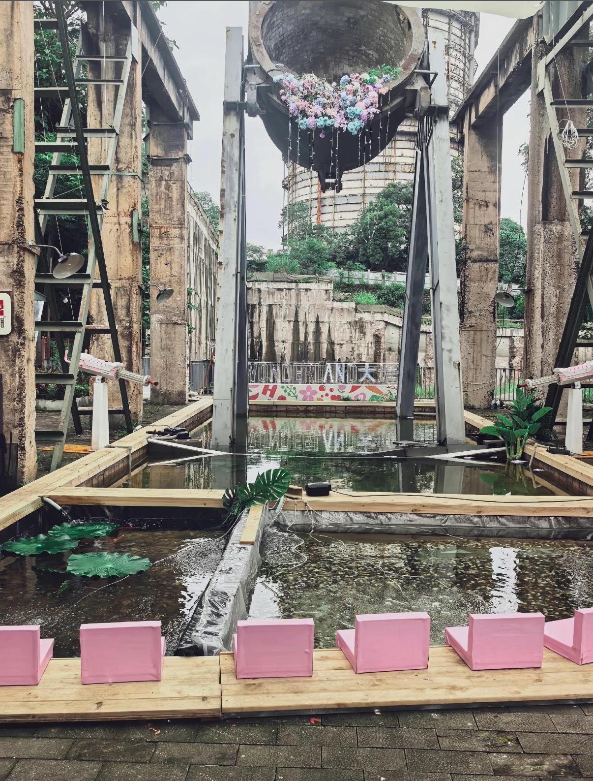贺峻霖  原来贺总的大塘后面建好了，好美啊上面还有鲜花点缀，像是鲜花瀑布一样🤲