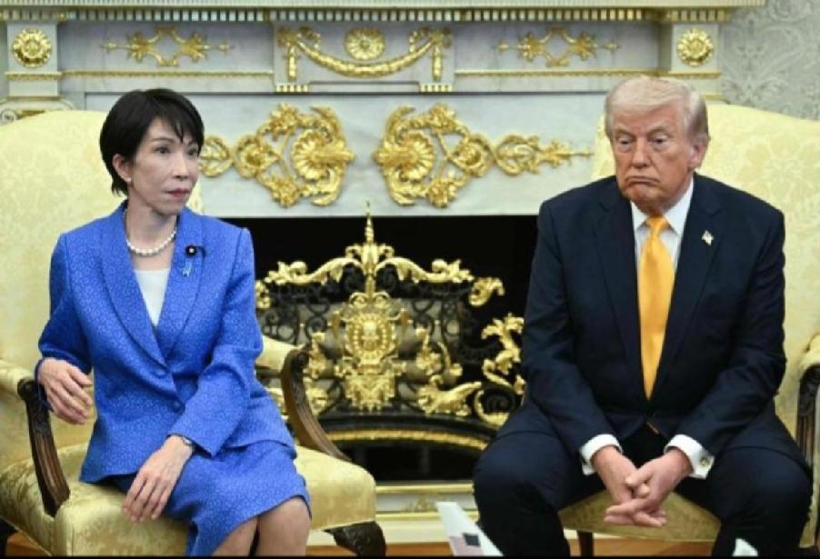 这场面尴尬的，高市早苗脸上都能挤出水来了！

特朗普和高市早苗刚谈完话，场面还算