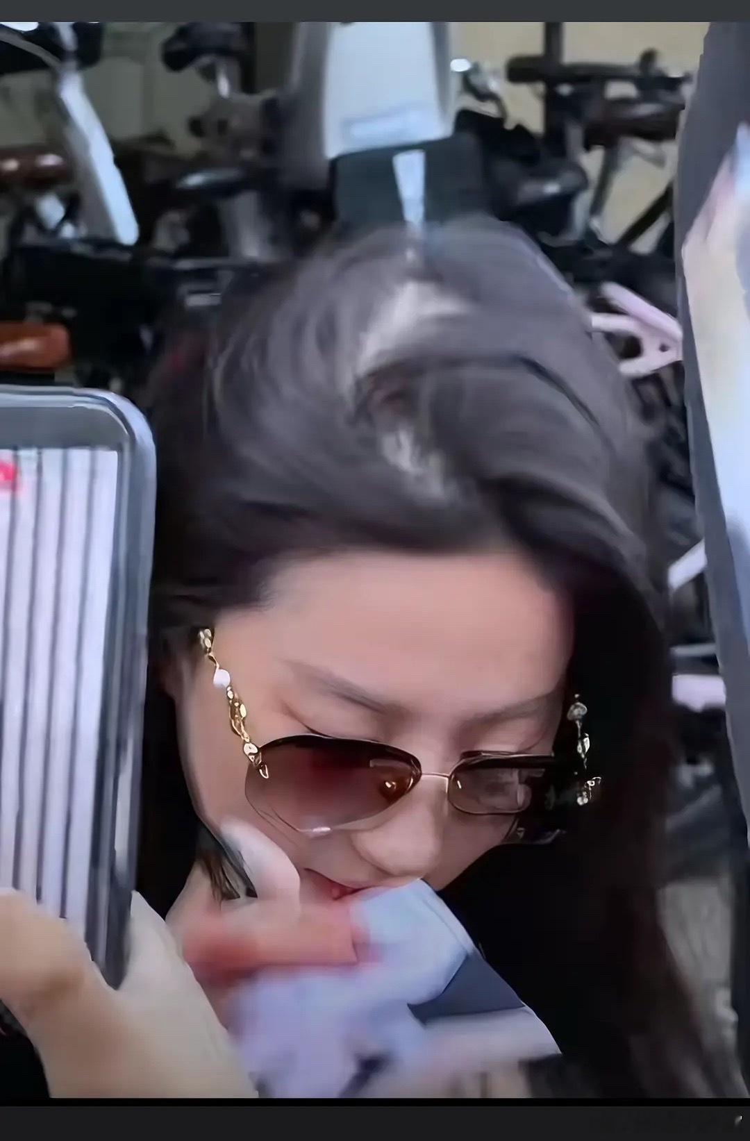 原来连刘亦菲都有发缝的烦恼啊