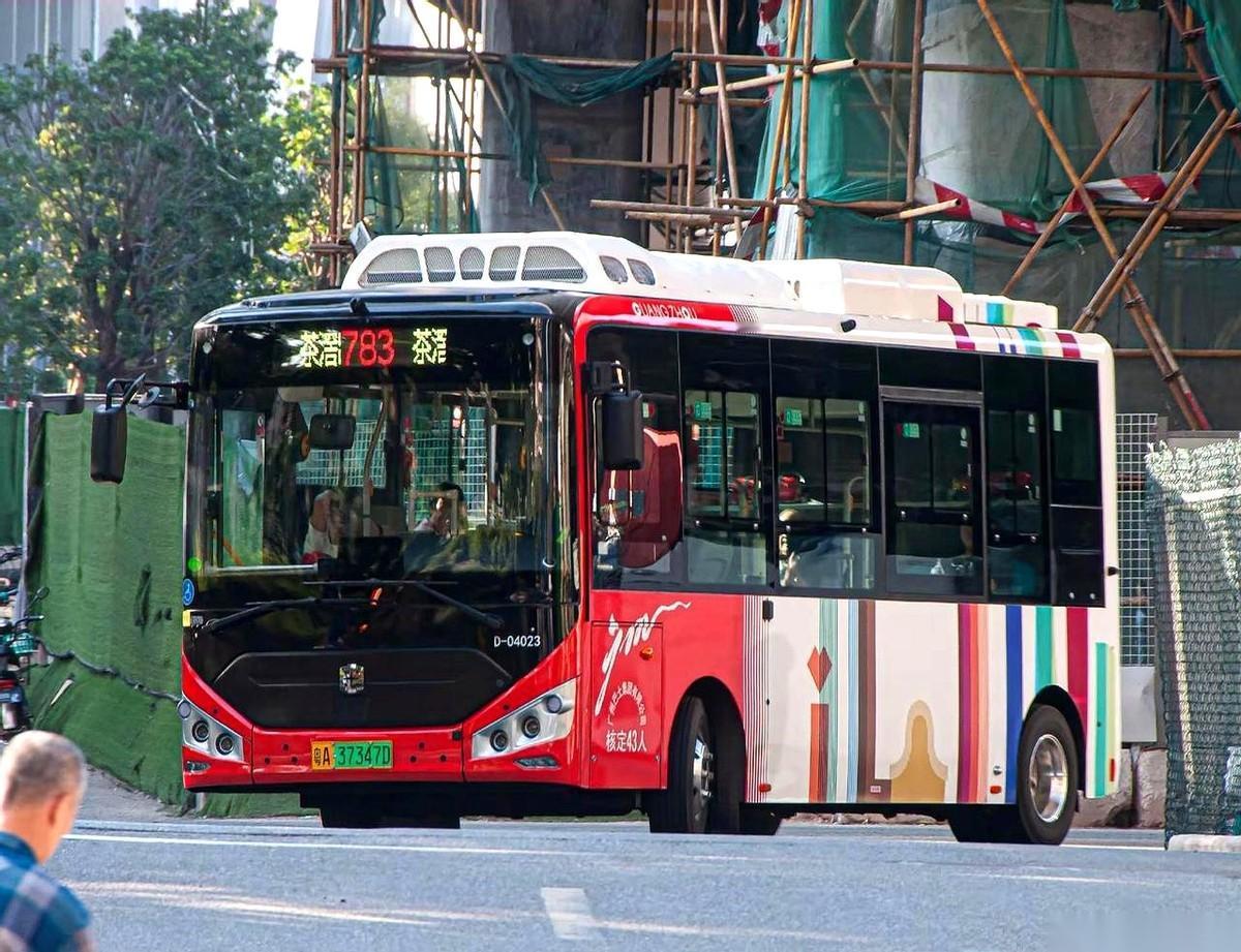 我今天下班，眼睁睁看着一辆公交车过来，差点以为是哪个景区的观光车。
小，真的太小