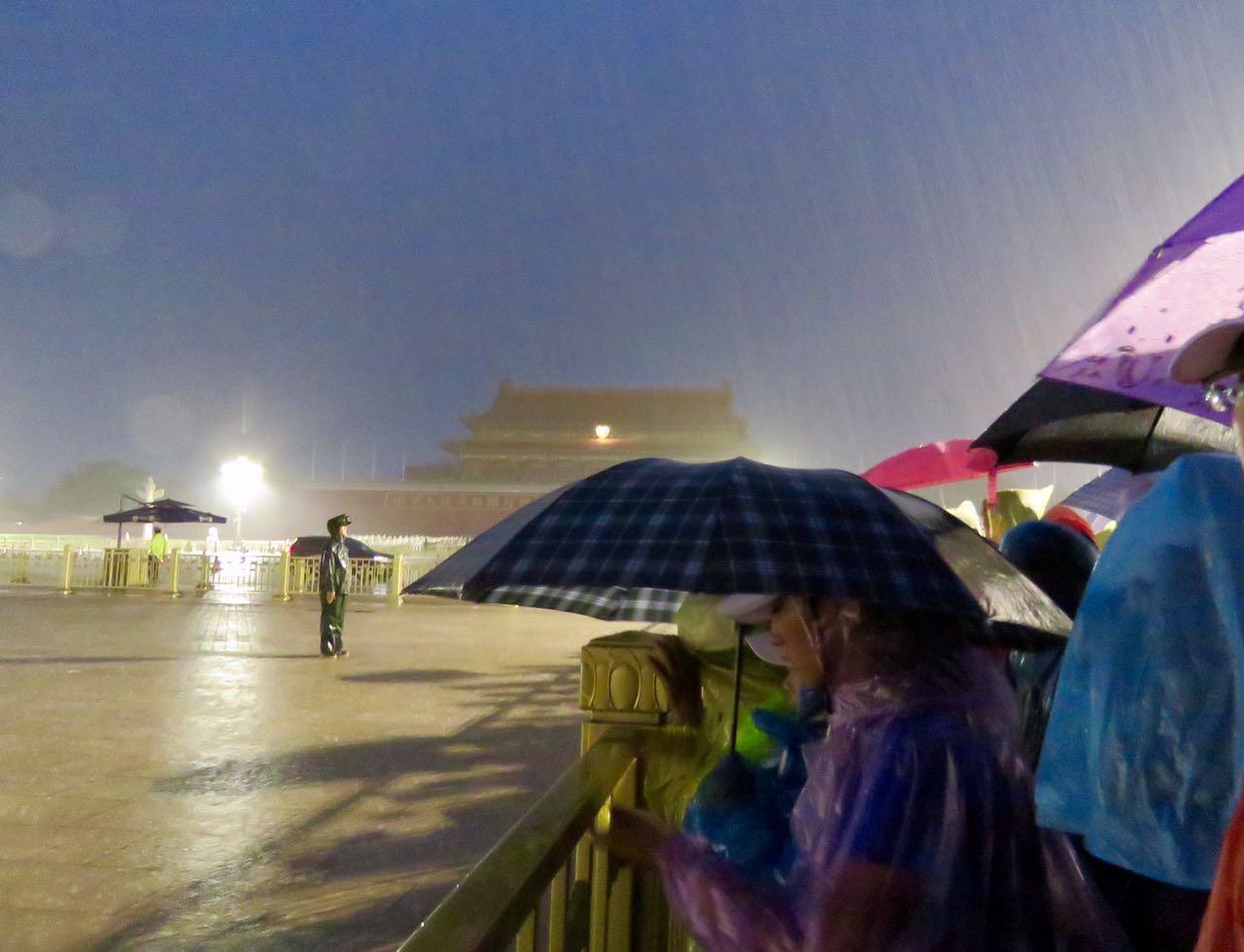 雨中漫步，撑伞漫步在古老的城墙下，感受历史的沉淀与现代的交汇。