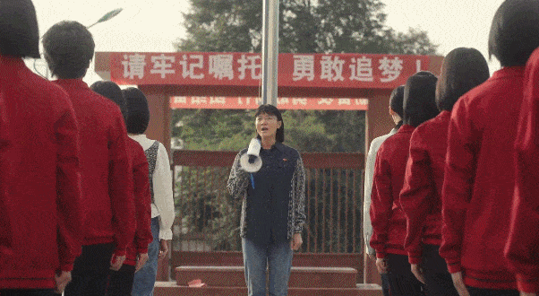 #被大山女孩第一次高考燃到了# 谁能不被那些阳光向上的女孩们打动呢？《山花烂漫时