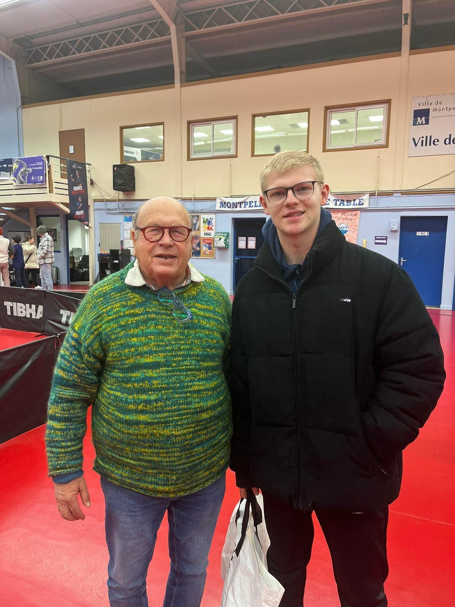 昨天在俱乐部的合影 这件胖外套好久不见 