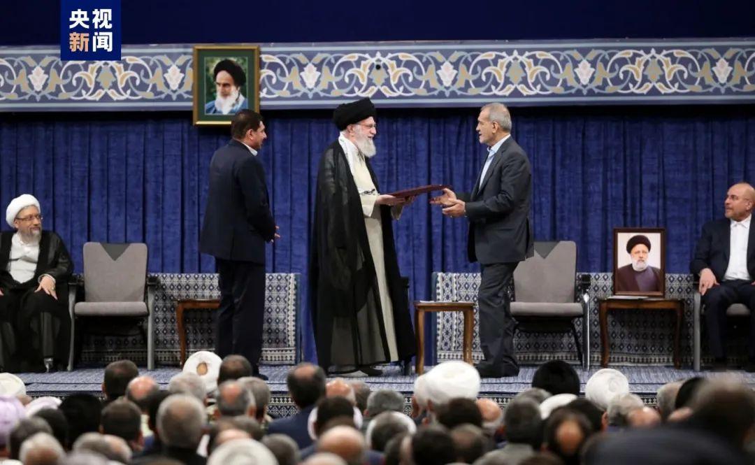 佩泽希齐扬和哈梅内伊合影，佩泽希齐扬招牌式笑容很亲切，一副亲民模样。