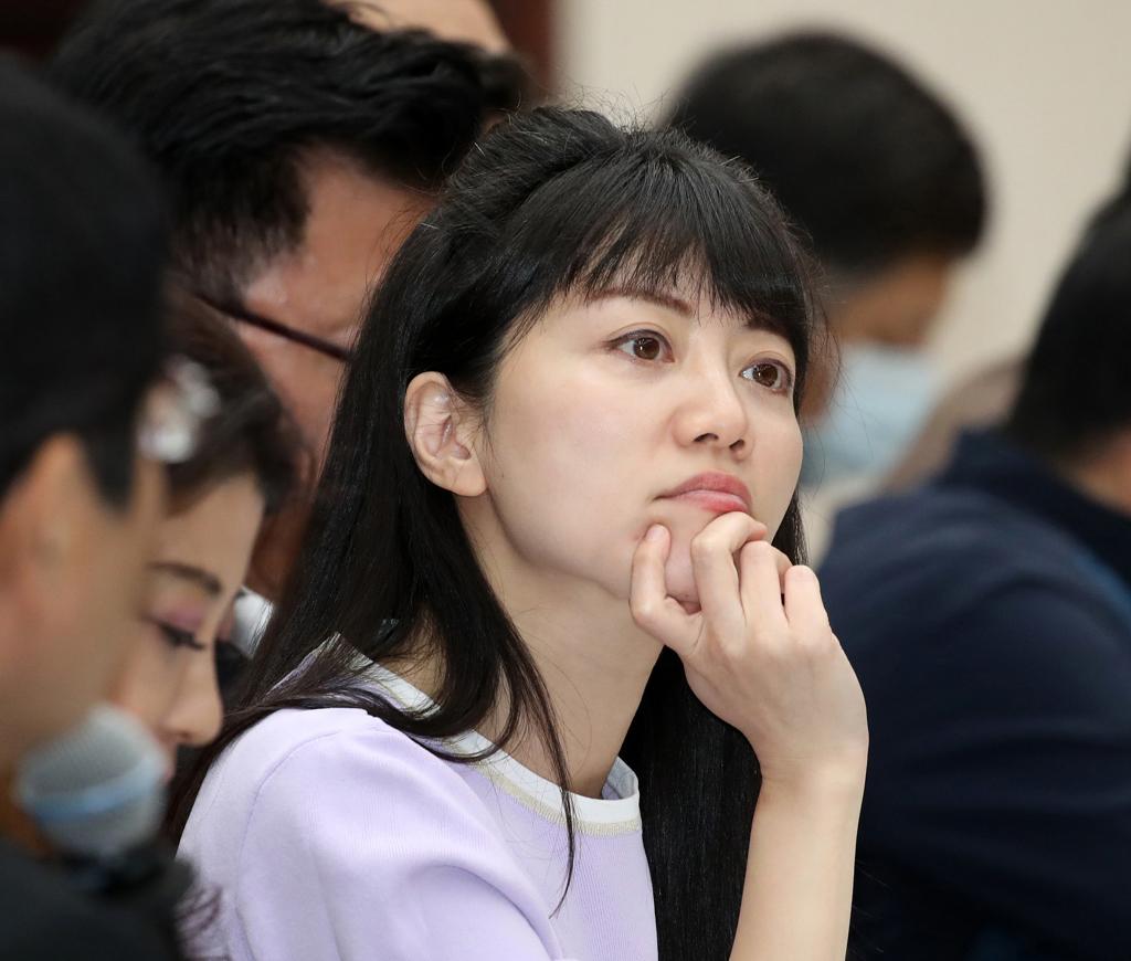 高嘉瑜、沈伯洋联名广告牌曝光 方恩格狠吐槽：还以为是诊所广告
民进党上周正式征召