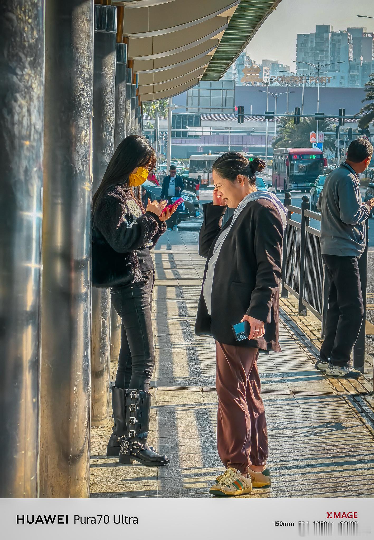 珠海，公交站台候车的人。 